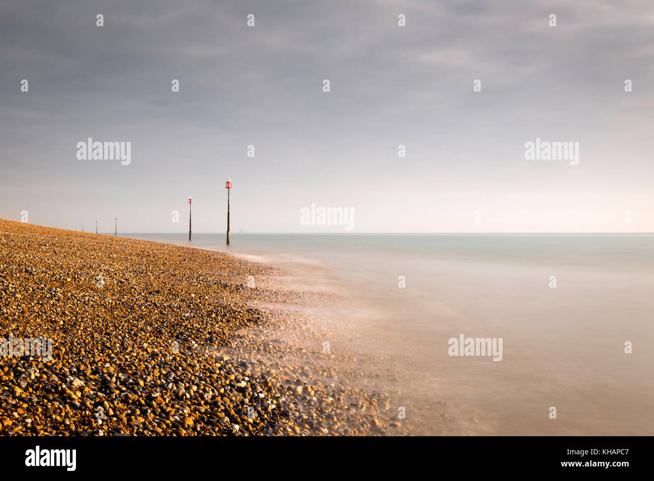 Régler la plage de Kent et marqueurs de marée Banque D'Images