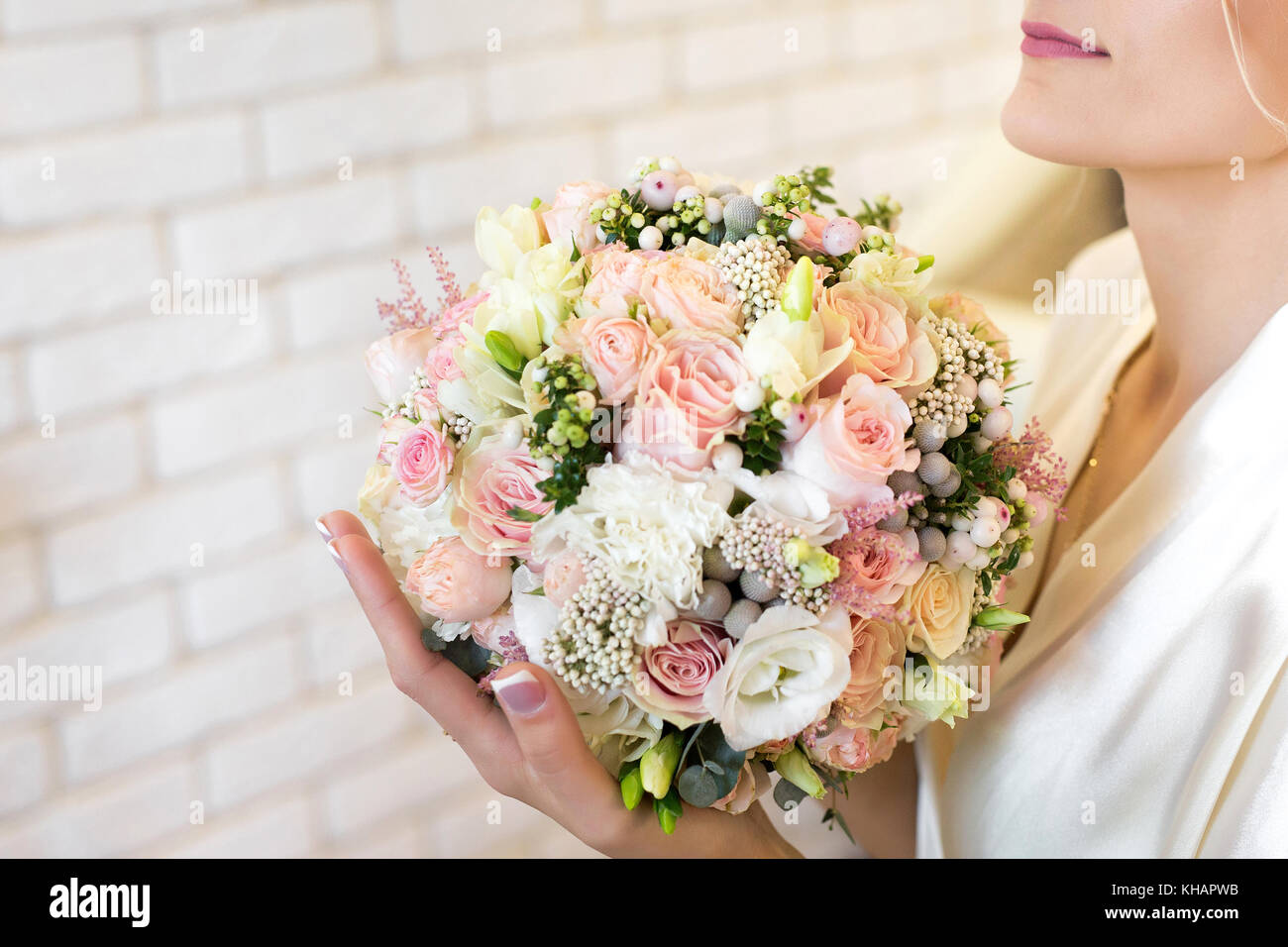 Bouquet de mariage dans les mains de la mariée. Détails de mariage Banque D'Images