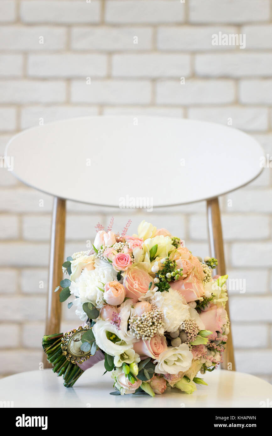 Beau bouquet de mariage se trouve sur une chaise. Détails de mariage. Banque D'Images