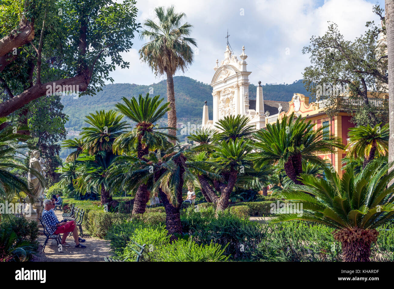 Europe. Italie. Ligurie. Golfe du Tigullio, Riviera italienne. Santa Margherita. L'église San Giacomo et le jardin de la villa Durazzo Banque D'Images