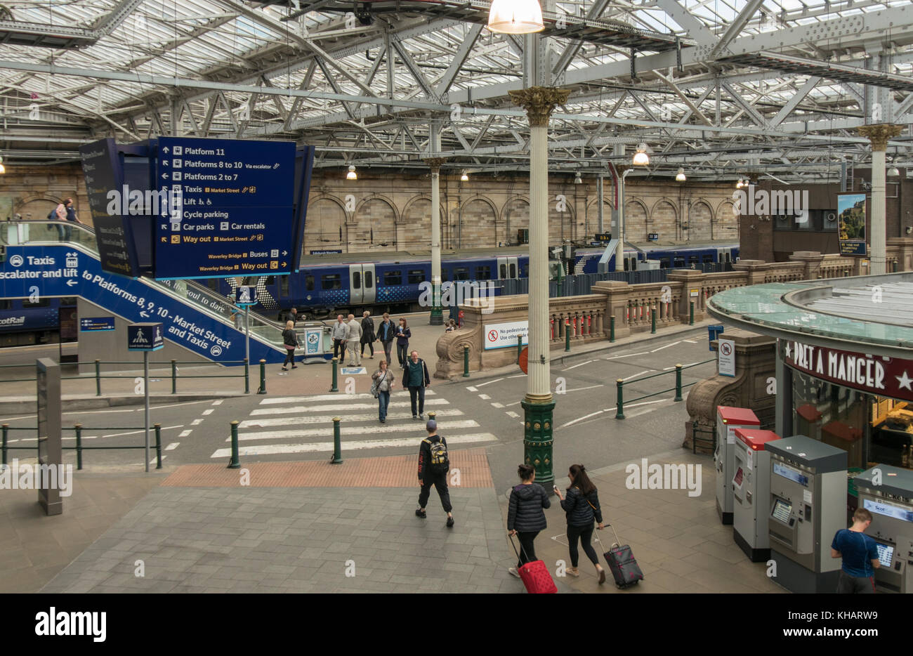De nouveaux panneaux d'information et l'amélioration des itinéraires piétons à la gare de Waverley, Edinburgh, Ecosse, Royaume-Uni Banque D'Images