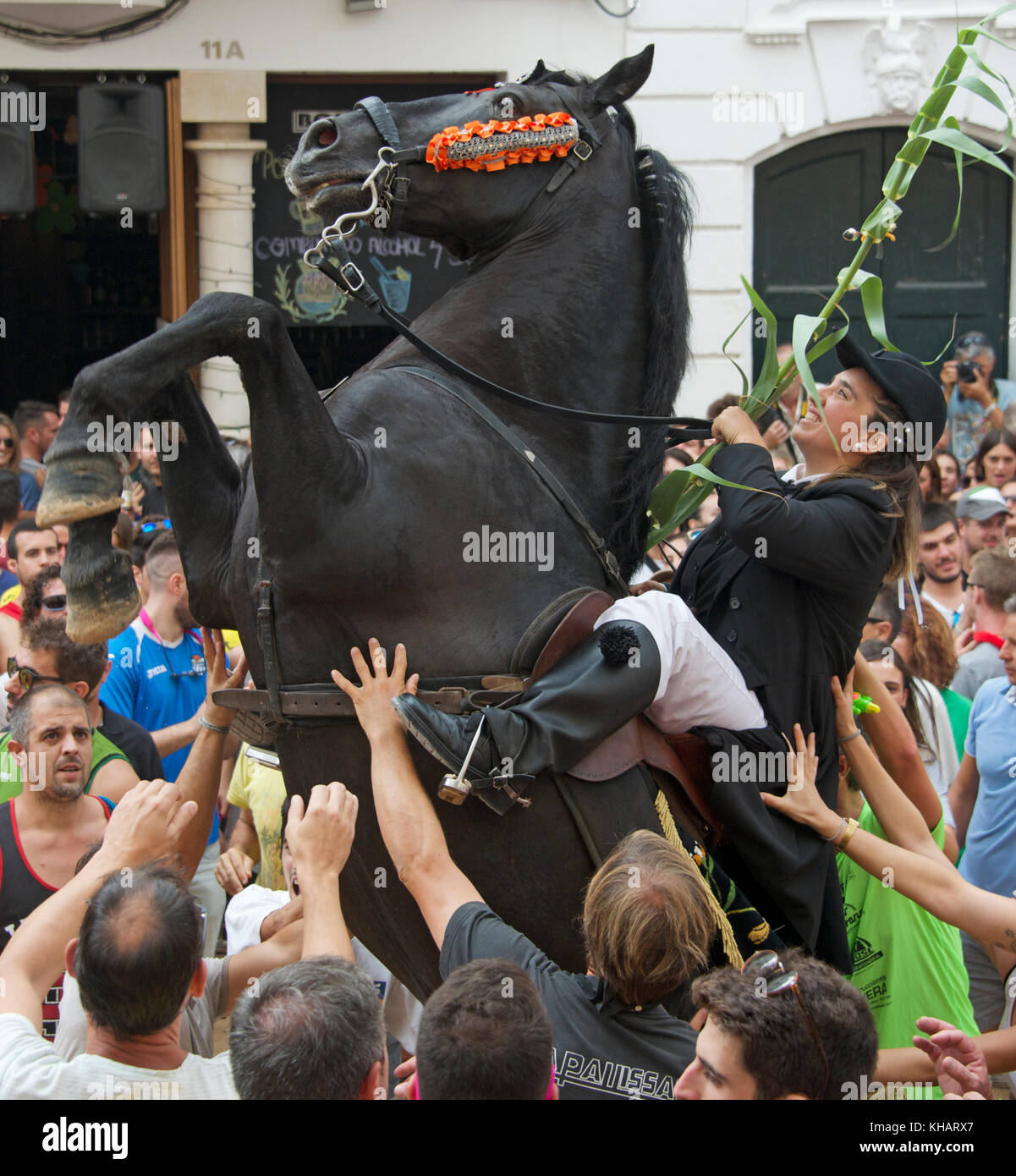 Rider ou femelle ou Caixer avec cheval élevage célèbre finale Mare de Déu de Gràcia Constituion festival Place Mao Menorca Espagne Banque D'Images