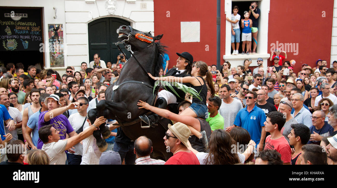 Cycliste ou caixer avec cheval d'élevage célébrant la finale Mare de Deu de Gràcia festival Mao Menorca Espagne Banque D'Images