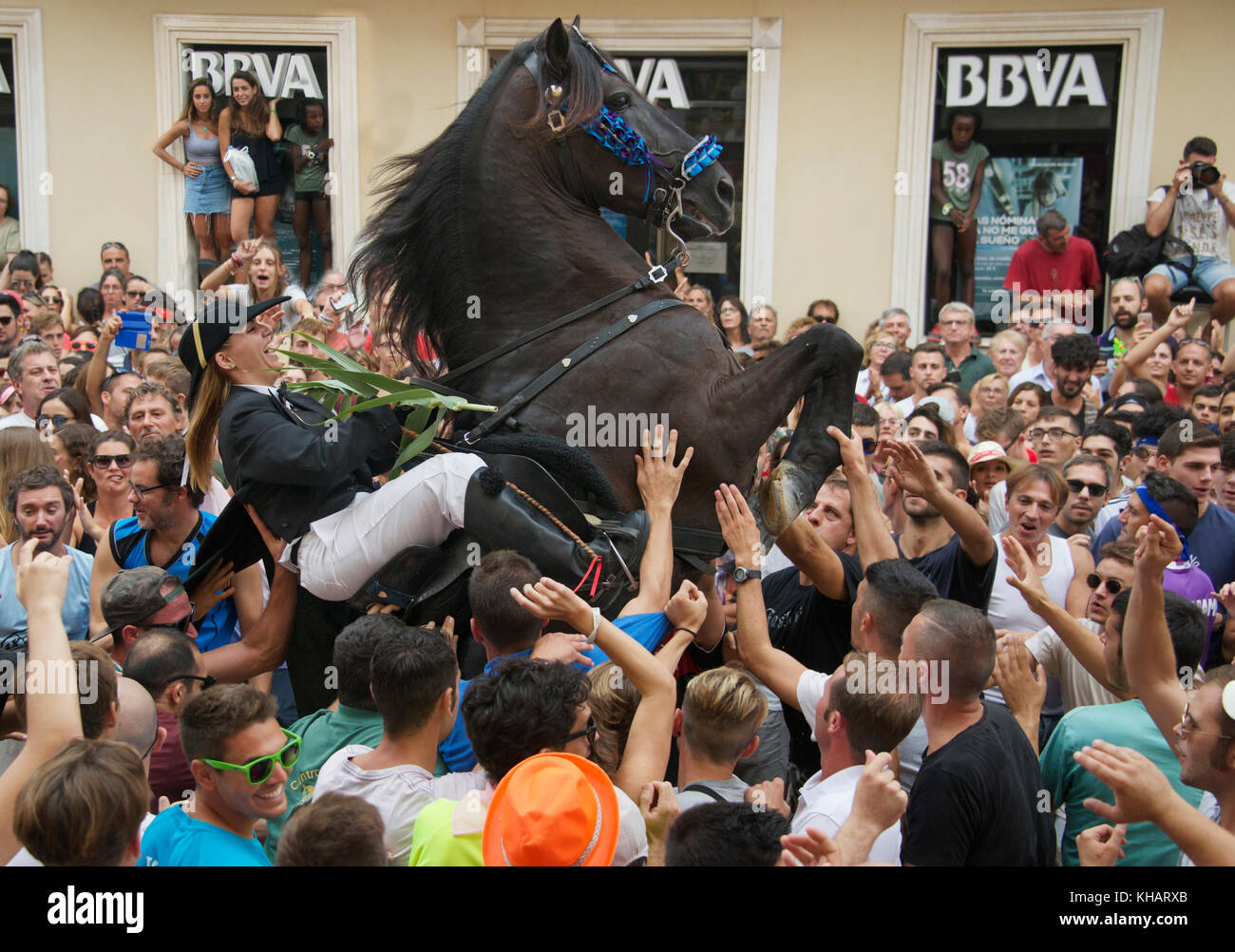 Rider ou femelle ou Caixer avec cheval élevage célèbre finale Mare de Déu de Gràcia Constituion festival Place Mao Menorca Espagne Banque D'Images