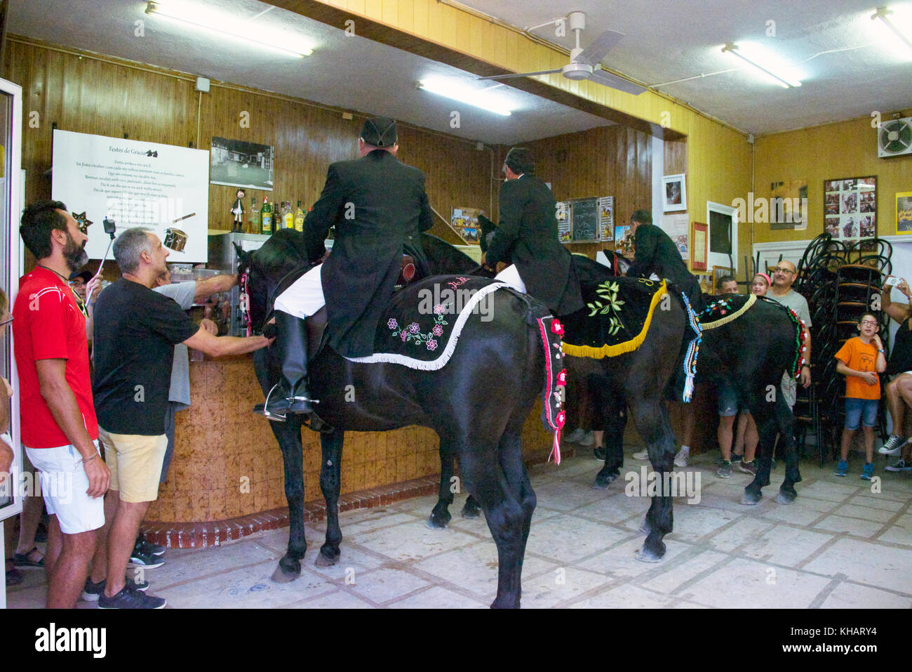 Trois cavaliers masculins ou Caixers faire arrêter en bar traditionnel au cours de Mare de Déu de Gràcia espagne Minorque Mao Banque D'Images