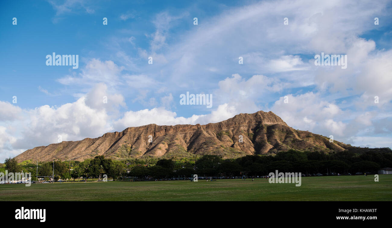 Kapiʻolani queen parc régional avec le Cratère de Diamond Head à l'arrière-plan Banque D'Images