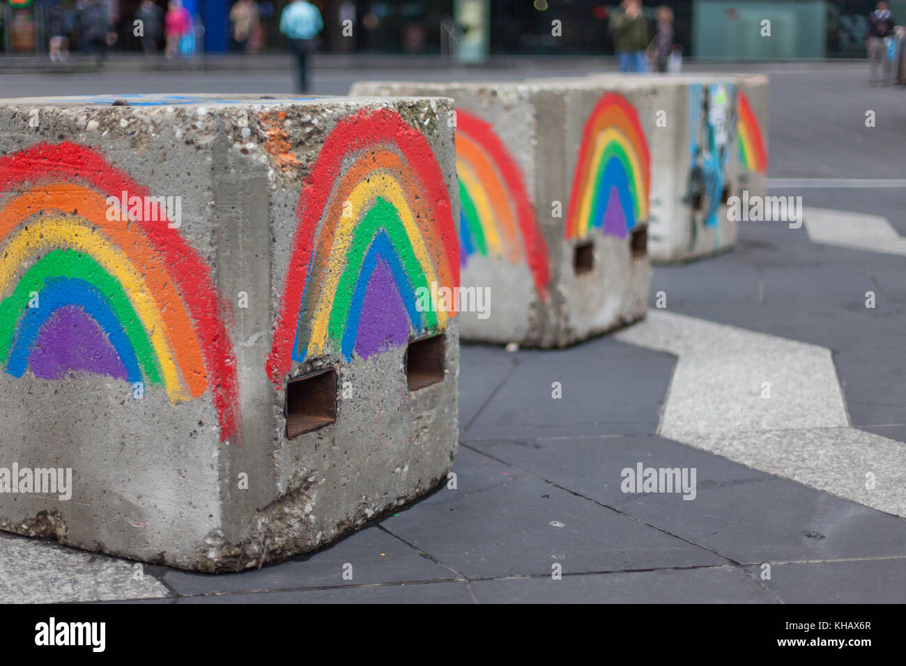 Gay pride arc-en-ciel peint sur la lutte contre le terrorisme des blocs de béton situé dans le CBD de Melbourne. Banque D'Images