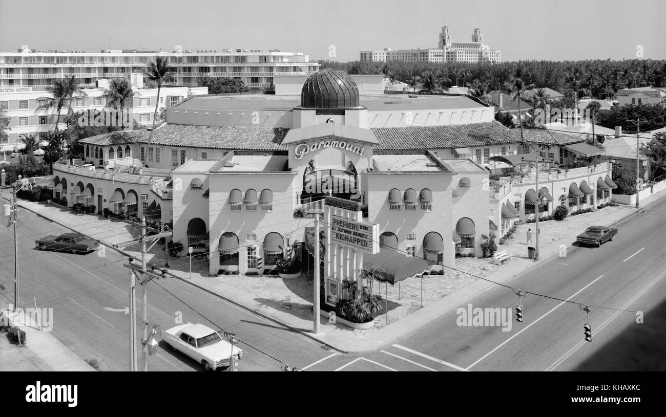 Le Paramount Theatre à Palm Beach, en Floride, avec les Breakers Resort vu dans l'arrière-plan (à droite). Le film historique palace a été construit en 1926 et conçu dans le quartier maure et Revival style colonial revival espagnol par Joseph urbaines aussi un film muet théâtre juste avant l'avènement de 'parlant'. (Photo c1972) Banque D'Images