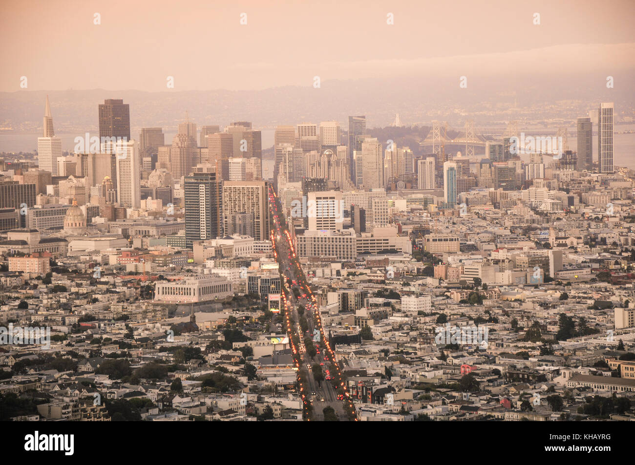 Paysage urbain de San Francisco au crépuscule. La ville est orange de la couleur du coucher du soleil et les feux de voiture peuvent être vus inonder la rue du marché Banque D'Images