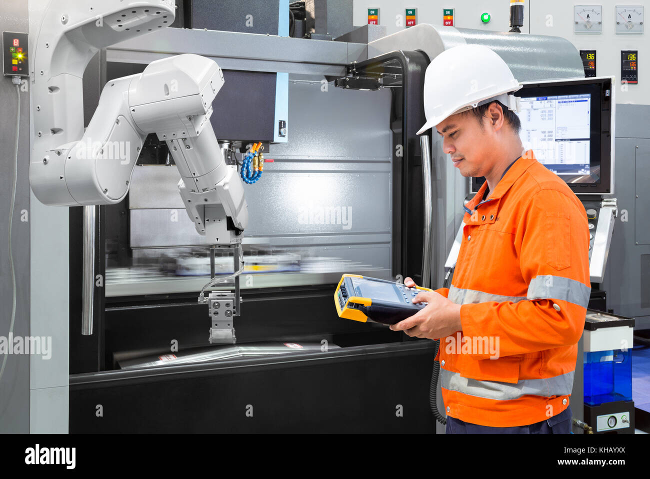 Ingénieur de maintenance automatique programmation main robotique avec machine CNC dans smart factory. 4.0 Concept de l'industrie Banque D'Images