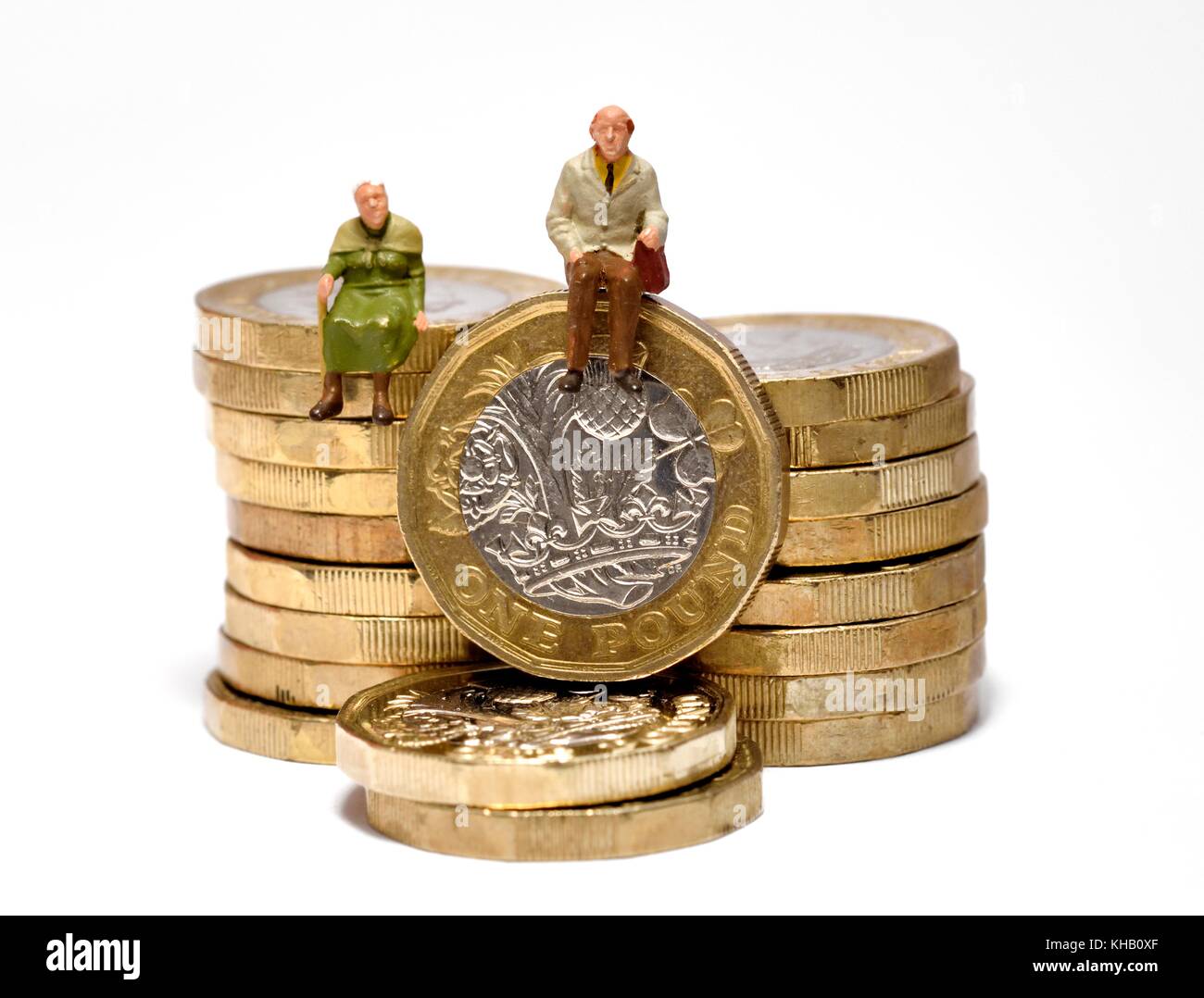 Les retraités assis sur British pound coins Banque D'Images