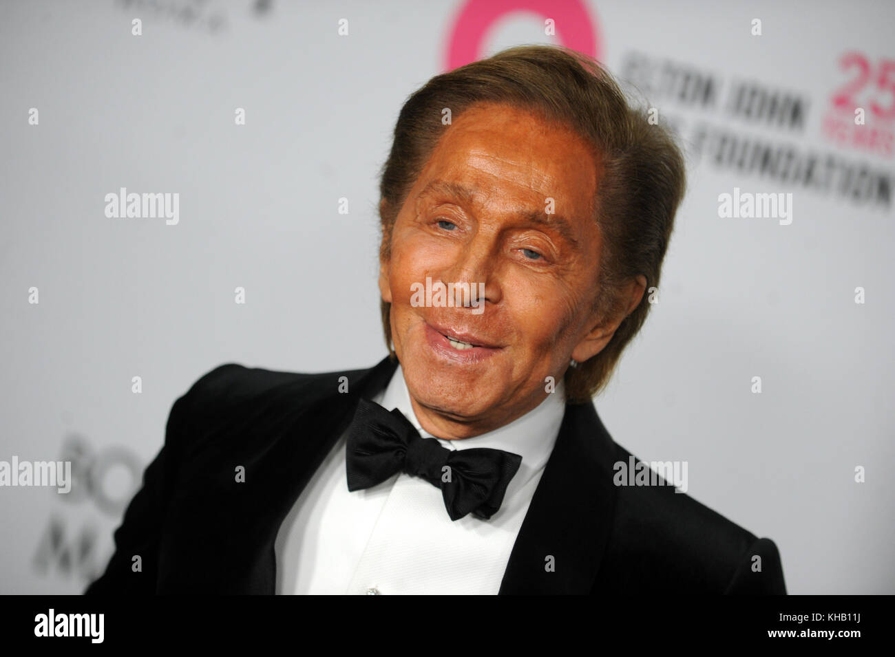 NEW YORK, NY - NOVEMBRE 07 : Valentino Garavani assiste à la cérémonie de commémoration de son 25e anniversaire par la Fondation Elton John AIDS et rend hommage au fondateur Sir Elton John lors du gala d'automne de New York à la cathédrale de John the Divine le 7 novembre 2017 à New York. Personnes : Valentino Garavani transmission Ref : MNC1 Banque D'Images