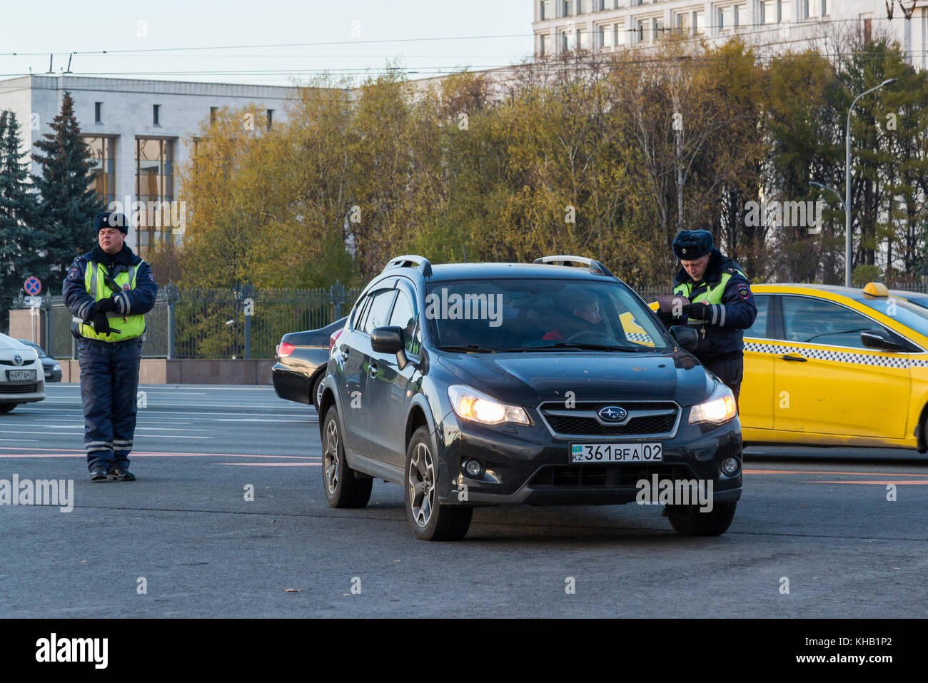 Moscou, Russie - 2 novembre. 2017. Les employés de l'inspection nationale de la sécurité routière vérifient les documents du conducteur kazakh Banque D'Images