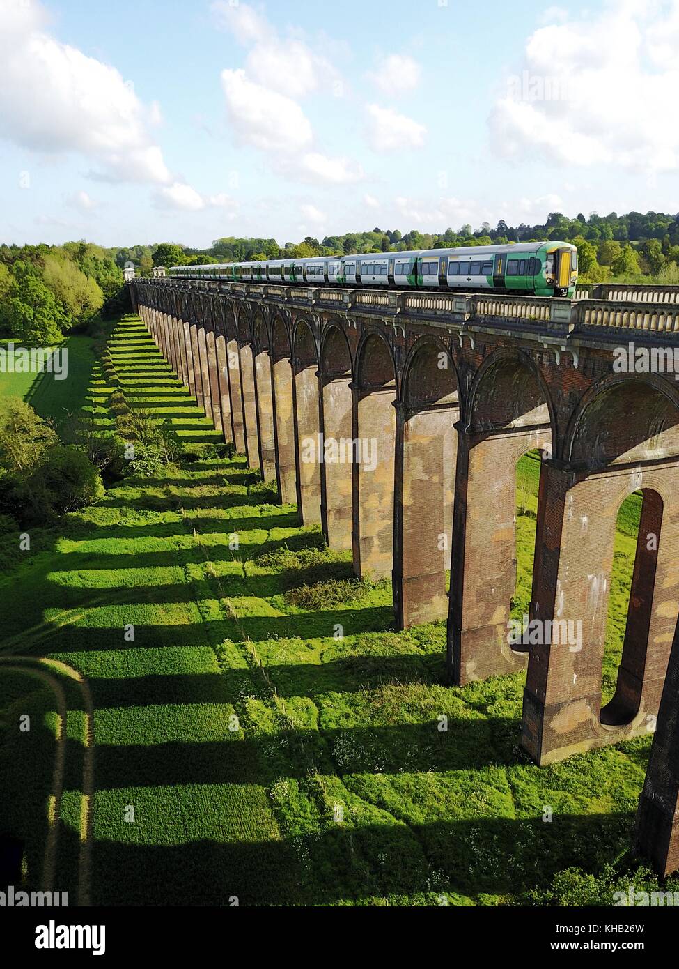 Train sur bridge Sussex Banque D'Images