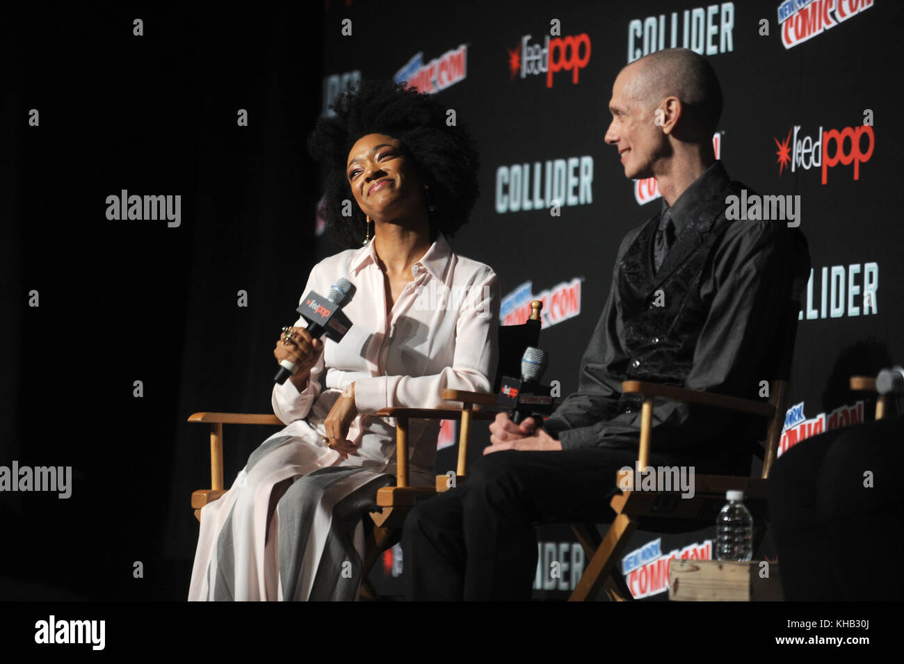 NEW YORK, NY - OCTOBRE 07: Sonequa Martin-Green parle sur scène pendant le Star Trek: Panneau de découverte pendant 2017 New York Comic con - jour 3 au Théâtre à Madison Square Garden le 7 octobre 2017 à New York. Personnes: Sonequa Martin-Green transmission Ref: MNC1 Banque D'Images