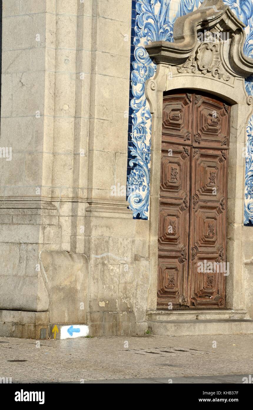 Porte en bois orné de Igreja do Carmo Church avec flèche bleue indiquant le Camino portugais et le jaune pour le pèlerinage de Fatima Porto Portugal Banque D'Images