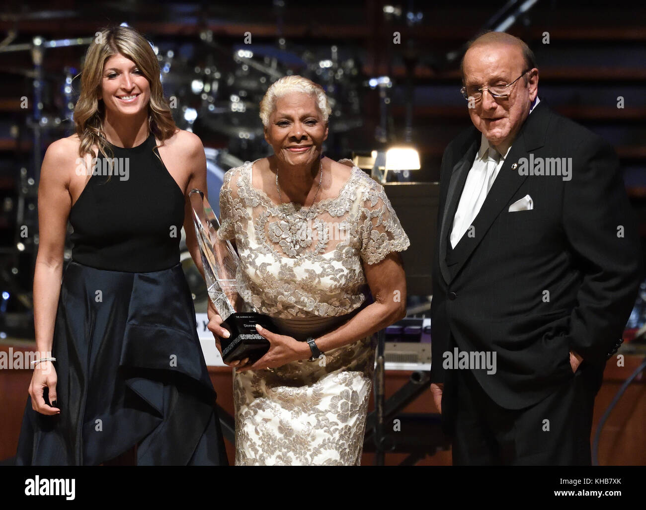 Philadelphie, Pennsylvanie, USA. 14Th nov, 2017. président du conseil, Nina c tinara schulson, et Clive Davis, Dionne Warwick, présente avec la 2017 Marian Anderson award au Marian Anderson award gala tenu au kimmel center de Philadelphie pa le Marian Anderson Award a été créé pour honorer et célébrer des artistes de renommée mondiale pour leur travail et leurs talents artistiques, ainsi que leurs contributions philanthropiques de la société. Il est nommé à la mémoire de la culture-changeant et chanteur de Philadelphie distingué, Marian Anderson. crédit : ricky fitchett/zuma/Alamy fil live news Banque D'Images