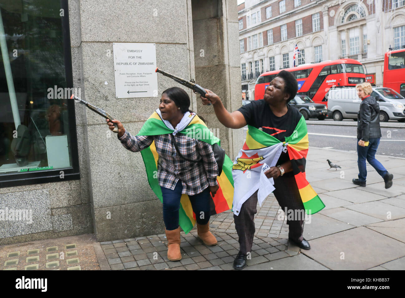 London uk 15 novembre 2017 Lutte contre les partisans de Mugabe jubilatoire. célébrée à l'extérieur du Zimbabwe House à Londres après que la nouvelle de l'instabilité politique et d'un coup militaire contre le président Robert Mugabe, qui a été mis en résidence surveillée à Harare Zimbabwe .crédit : amer ghazzal/Alamy live news Banque D'Images