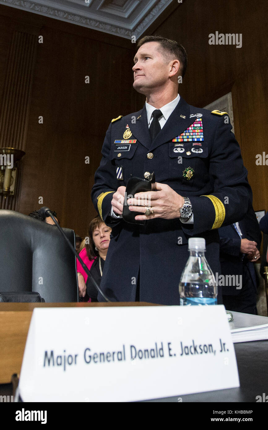 Washington DC, États-Unis. 14 novembre 2017. Commandant Général Adjoint, Opérations Civiles Et D'Urgence, Corps D'Ingénieurs De L'Armée Américaine, Le major général Donald E. Jackson Jr. Avant une audience devant le Comité sénatorial de l'énergie et des ressources naturelles des États-Unis pour examiner les efforts de rétablissement des ouragans à Porto Rico et aux îles Vierges américaines sur Capitol Hill à Washington, DC, le 14 novembre 2017. Crédit: Mediapunch Inc/Alay Live News Banque D'Images