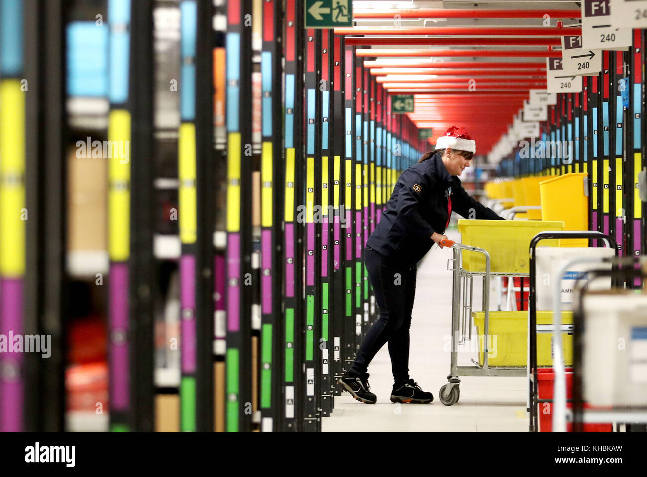 Sous l'embargo du 0001 jeudi 16 novembre le personnel se rend dans les allées pour collecter les articles avant de les envoyer au centre d'expédition sur site pour les emballer dans l'un des plus grands entrepôts Amazon de Dunfermline, Fife, Comme le géant du shopping en ligne se prépare pour la ruée de Noël et les prochaines ventes du Vendredi fou. Banque D'Images