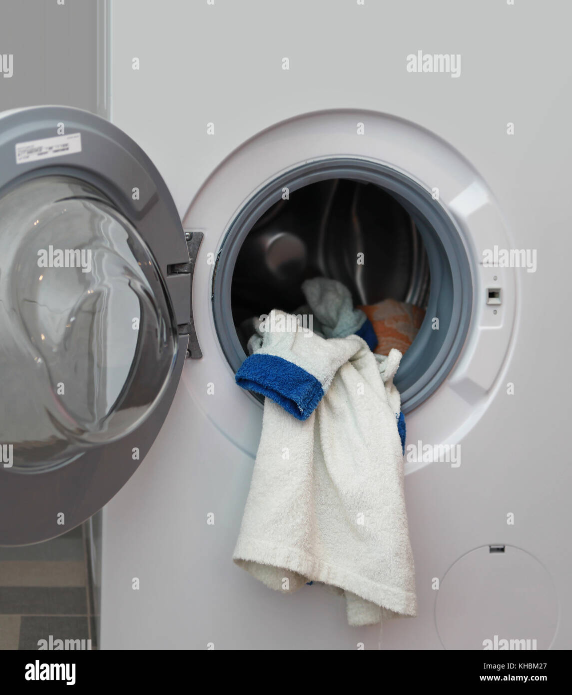 Robe blanche dans la machine à laver Banque D'Images