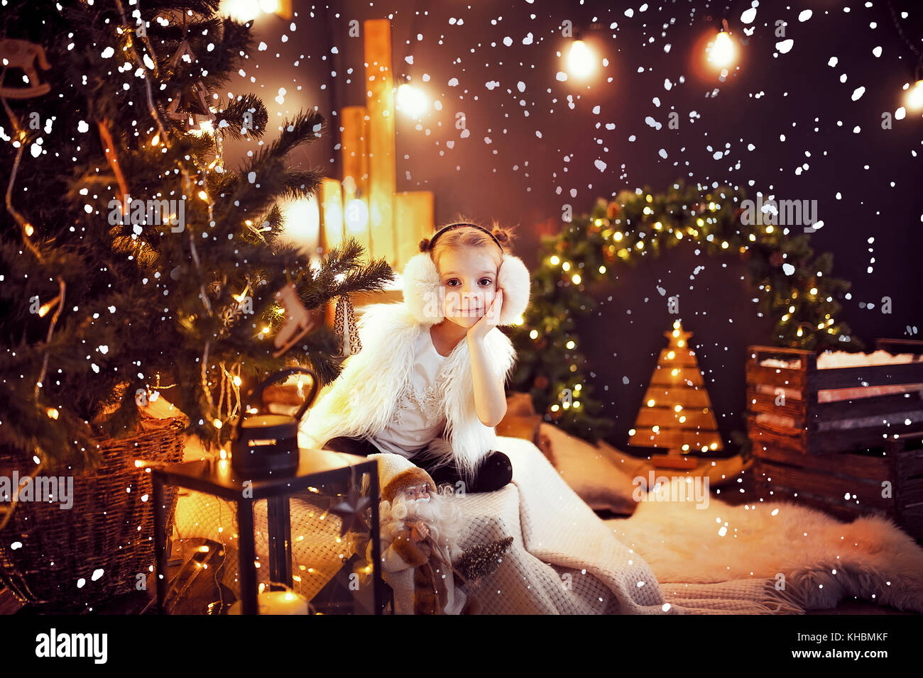 Girl near Christmas Tree Banque D'Images