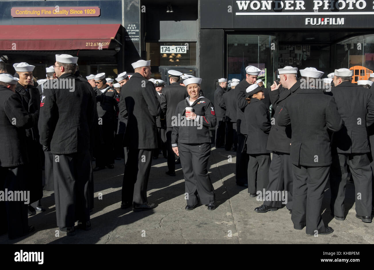 Un groupe d'hommes et de femmes dans la Marine posent pour une photo juste avant le Veteran's Day Parade à New York. Banque D'Images