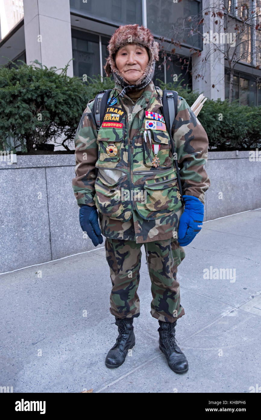 Un coréen-américain vétéran de la guerre du Viet Nam ont posé pour un portrait au Veteran's Day Parade à New York. Banque D'Images