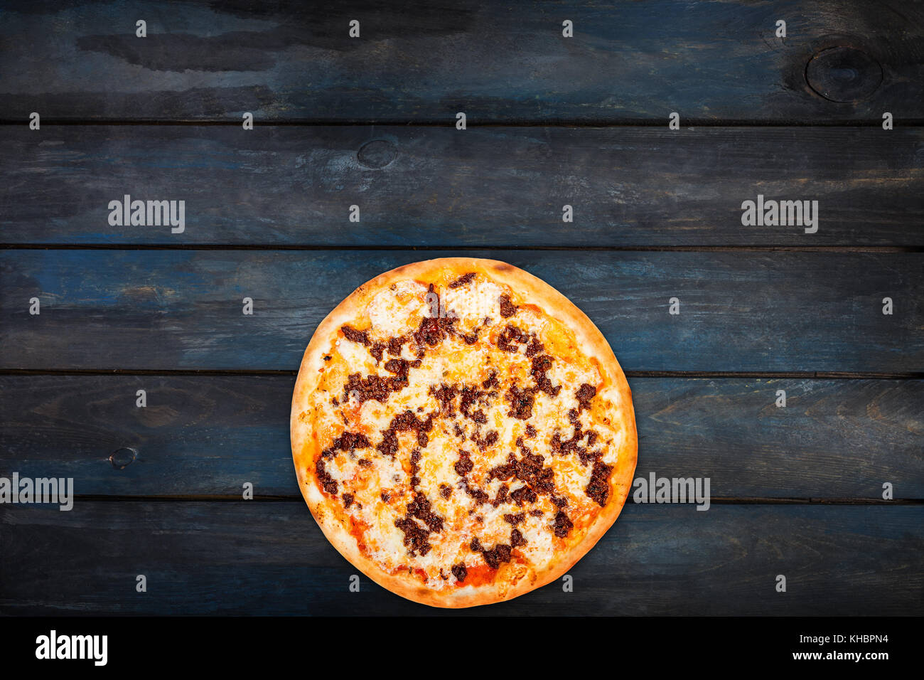 Délicieuse pizza avec de la viande hachée sur un fond de bois foncé. haut voir le fond d'orientation. Banque D'Images