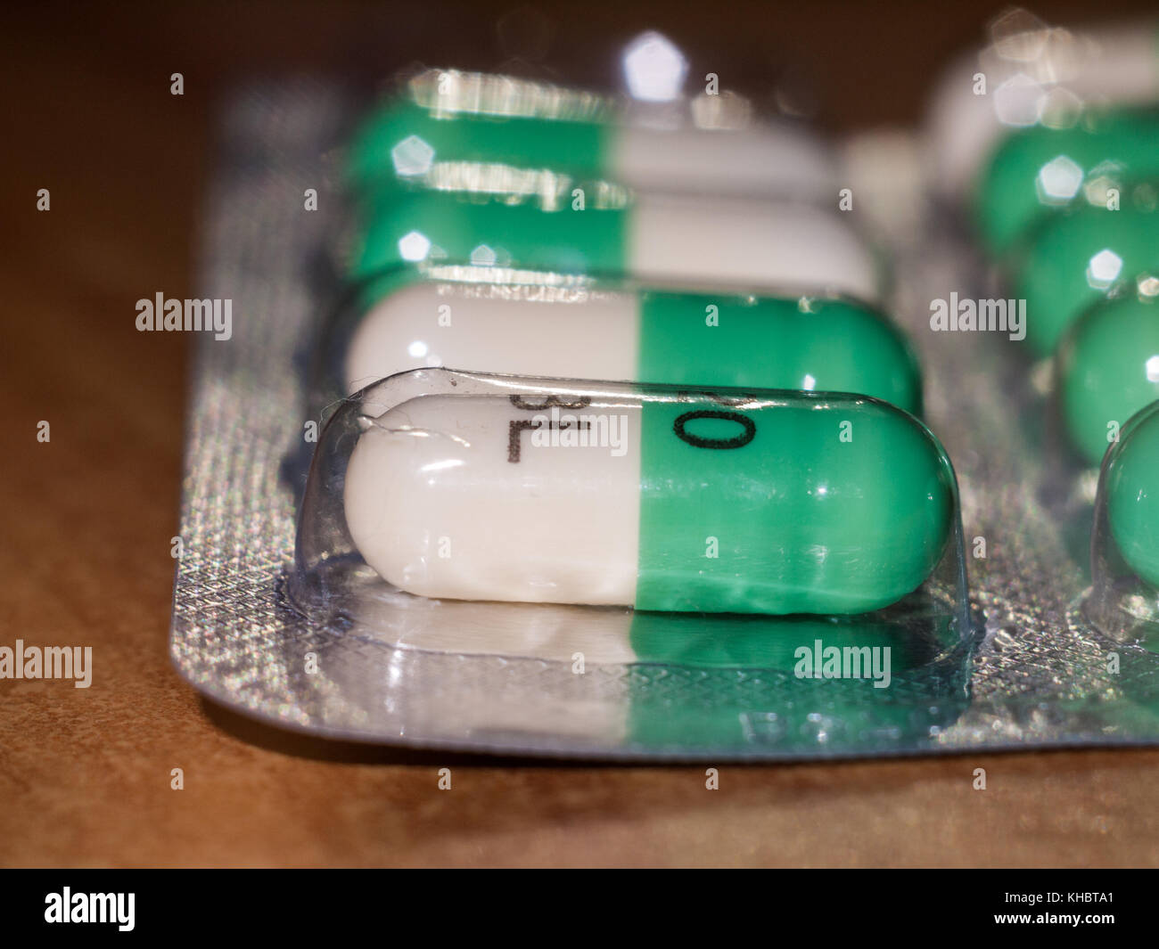 Close up detail d'aluminium de vert et blanc prozac comprimés antidouleur sur surface de la table ; Essex ; Angleterre ; uk Banque D'Images