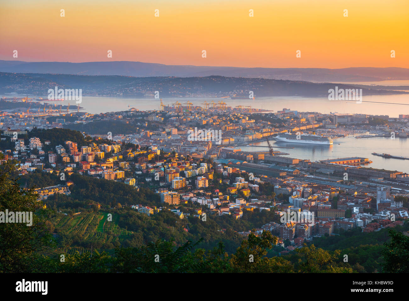 Friuli-Venezia Giulia, Italie Vue aérienne du port et de la ville de Trieste au coucher du soleil, de l'Italie. Banque D'Images