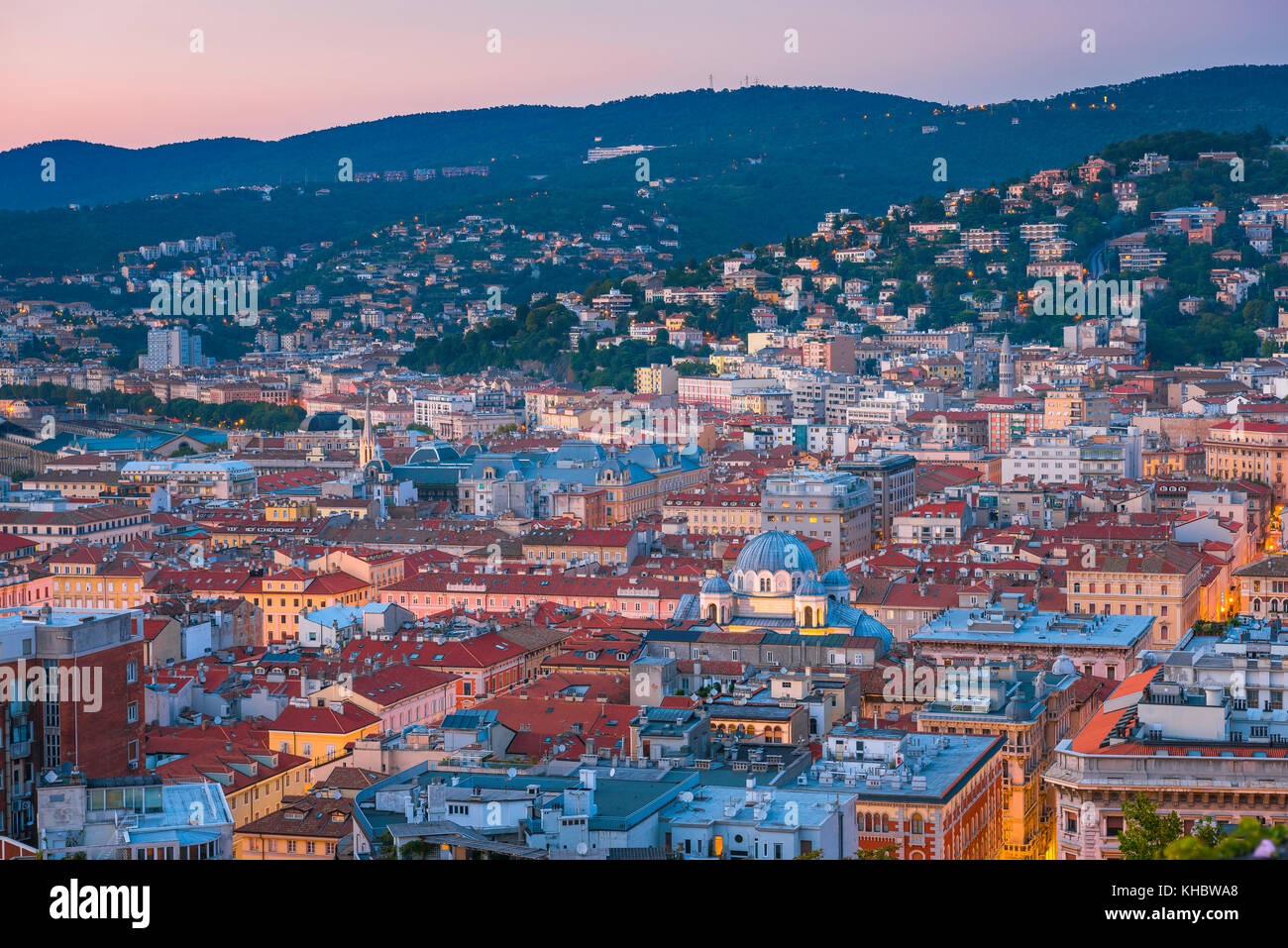 Trieste Italie Ville, vue aérienne du centre de Trieste, au crépuscule, en Frioul-Vénétie Julienne, Italie. Banque D'Images