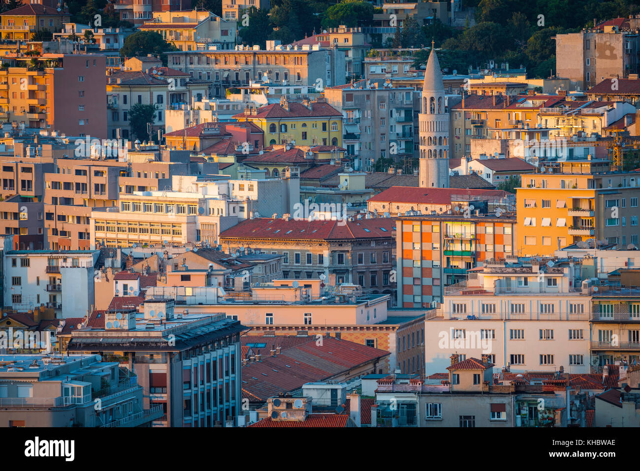 Trieste Italie Ville, vue aérienne du centre de Trieste au coucher du soleil, le Frioul-Vénétie Julienne, Italie. Banque D'Images