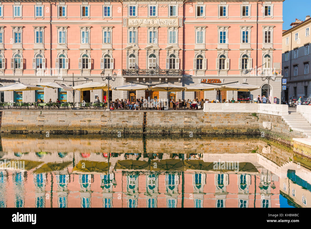 Trieste canal Grande, bâtiments du 19ème siècle de couleur à côté du Grand Canal dans le quartier de Borgo Teresiano Trieste, Italie. Banque D'Images