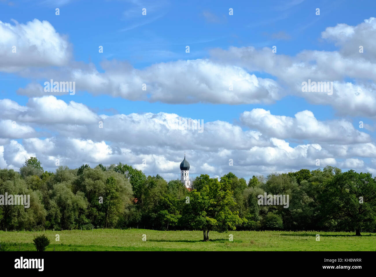 L'église de st. Benoît avec ciel nuageux, malchow près de geretsried, Haute-Bavière, Bavière, Allemagne Banque D'Images