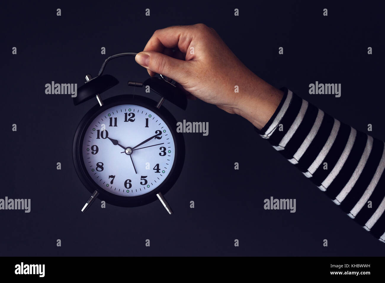 Le temps passe, femme hand holding vintage noir élégant réveil, selective focus Banque D'Images