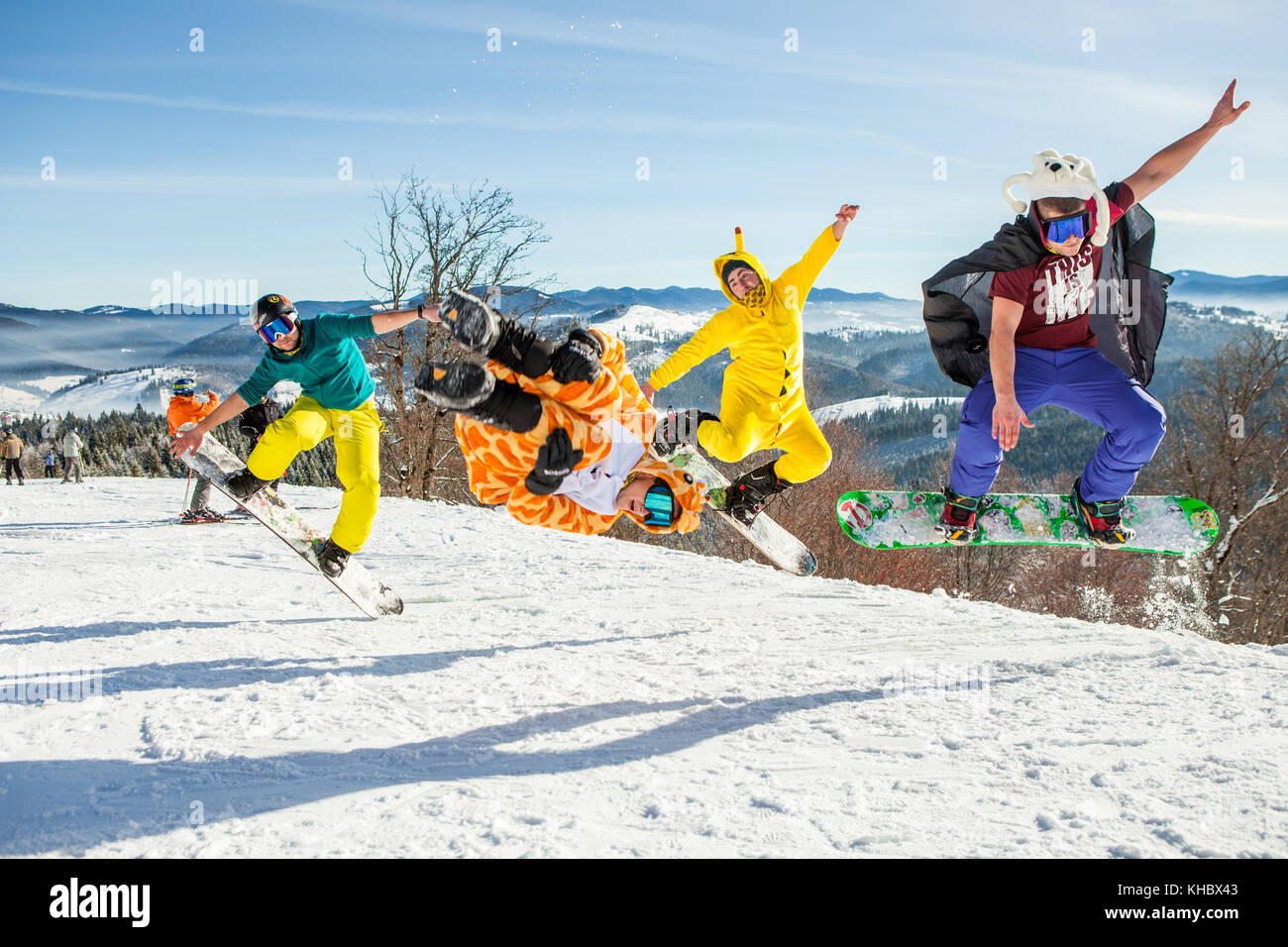 Bukovel, Ukraine - le 22 décembre 2016 : hommes pensionnaires de sauter sur son snowboard contre le fond de montagnes, collines et forêts au loin. bukovel, Carpates Banque D'Images