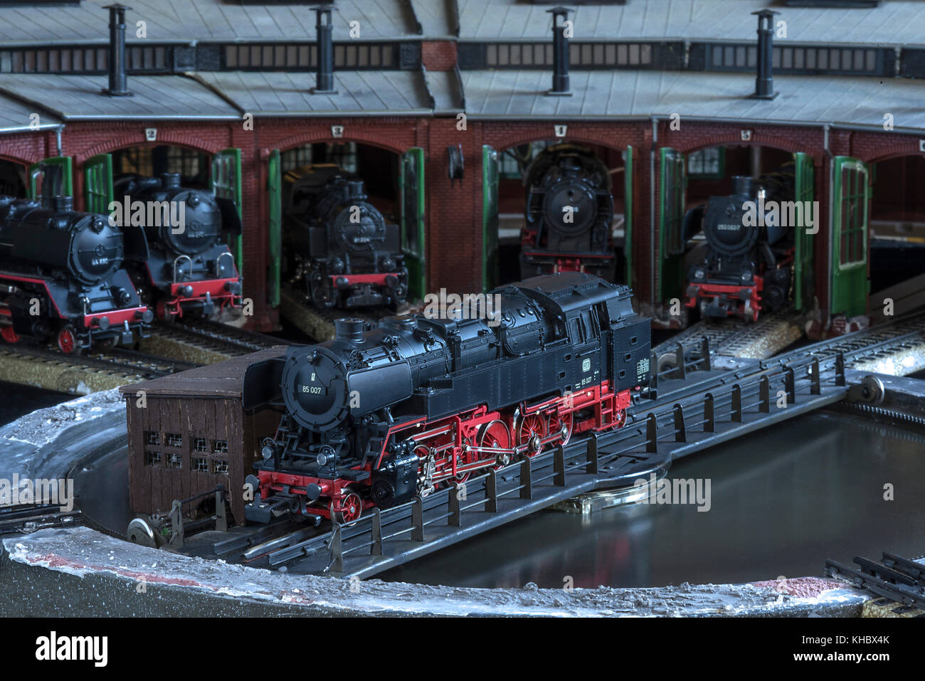 Train de jouets, locomotive tendre sur plateau tournant avec hangar de moteur à anneau, Märklin HO, réplique de la classe 85 007 de l'allemand Banque D'Images