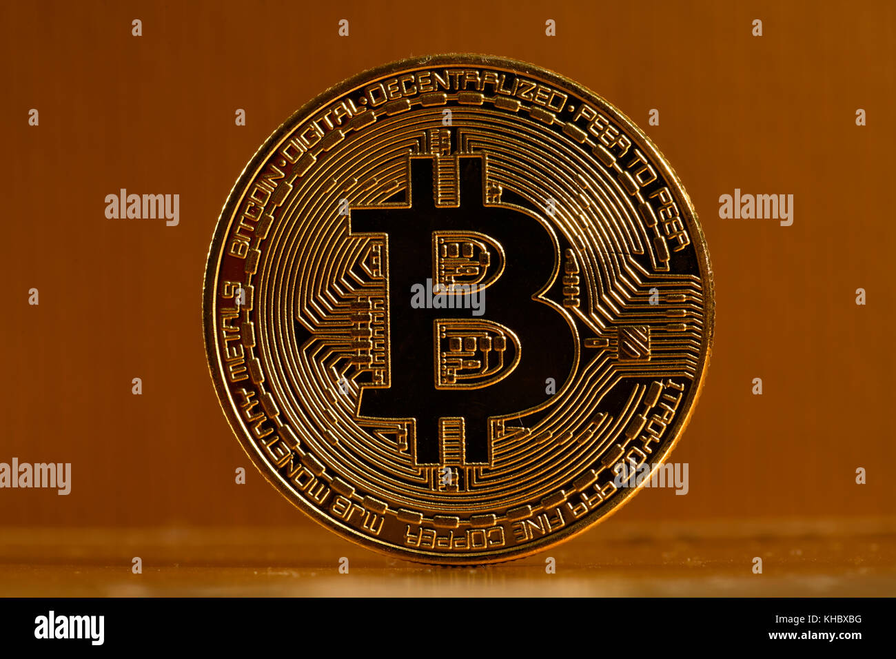 Image symbole de la monnaie numérique, de l'or monnaie physique avant bitcoin Banque D'Images