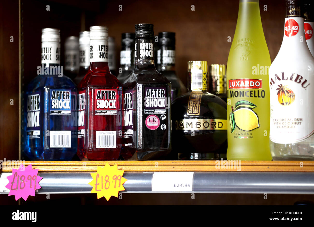 L'alcool à vendre dans un magasin hors licence d'Édimbourg, l'Écosse  devenant le premier pays au monde à introduire le prix unitaire minimal de  l'alcool Photo Stock - Alamy