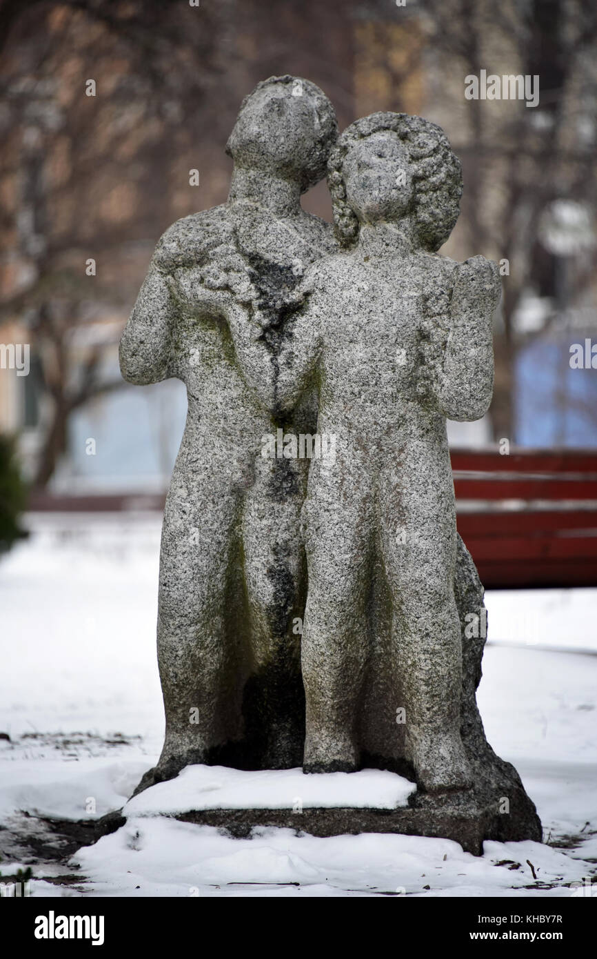 Les Amateurs De Sculptures L Homme Et La Femme A Winter Park Kiev Ukraine Sculpture Couple Debout Dans Le Jardin Dans L Humeur De L Amour Ensemble Dans Valentine S Photo Stock Alamy Les Amateurs De Sculptures L Homme Et La Femme A Winter Park Kiev Ukraine Sculpture Couple Debout Dans Le Jardin Dans L Humeur De L Amour Ensemble Dans Valentine S Photo Stock Alamy