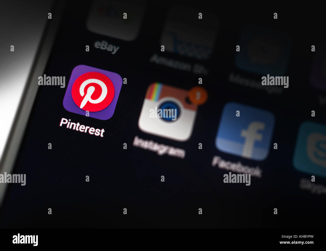 Chisinau, Moldova - 1 septembre 2017: Logo Pinterest sur l'écran du smartphone sur fond noir Banque D'Images