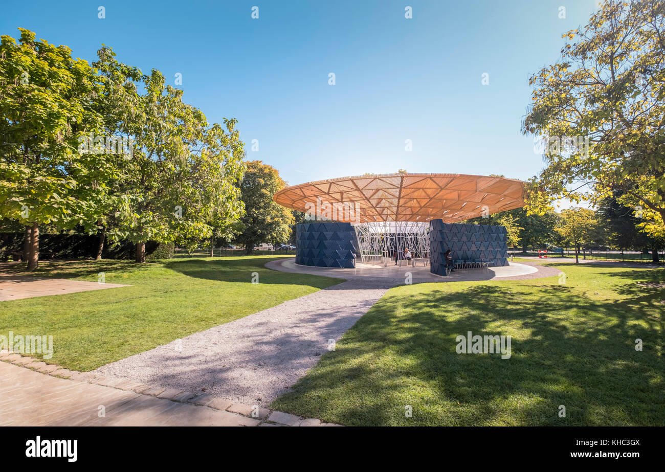 La serpentine 2017 pavillon dans les jardins de Kensington, Londres, Royaume-Uni. Banque D'Images