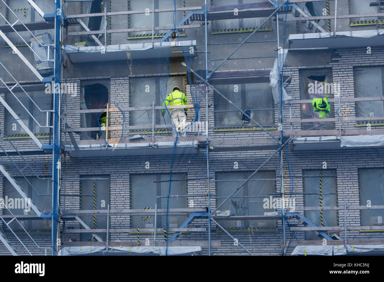 Un bâtiment résidentiel neuf est en cours de construction à Bromma, Suède. Banque D'Images