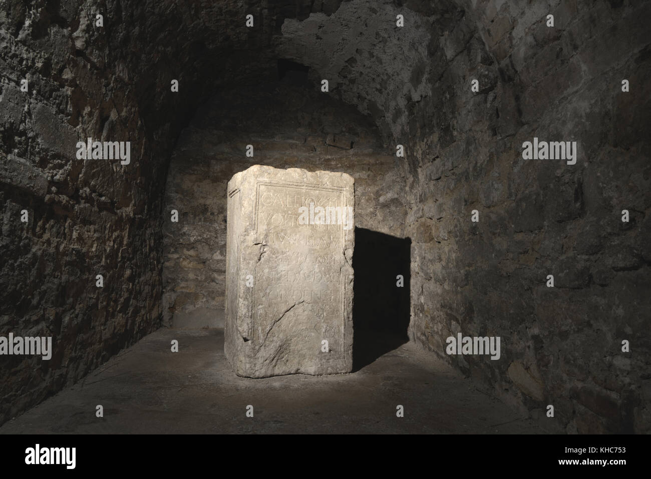 Stèle funéraire romain (c1-2e) ou Gravalestone de Titus Camellius Aemillianus, en crypte inférieure de la cathédrale ou de l'église de l'Apt, Vaucluse, France Banque D'Images