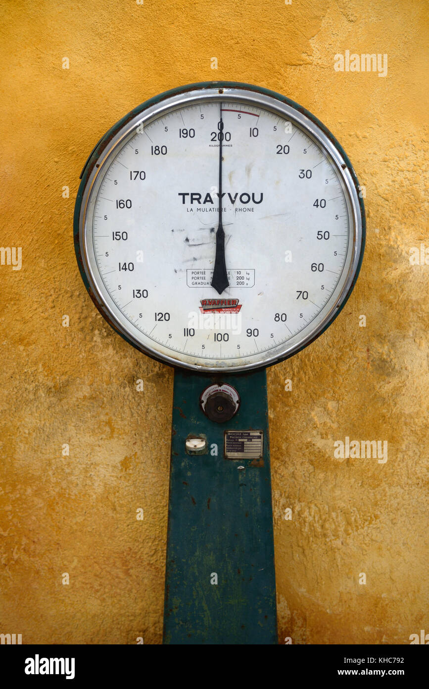 Balance vintage, machine de pesage, balance mécanique ou balance de pesage, mesurée en kilogrammes. Fabriqué à Lyon, France, début du c . Banque D'Images
