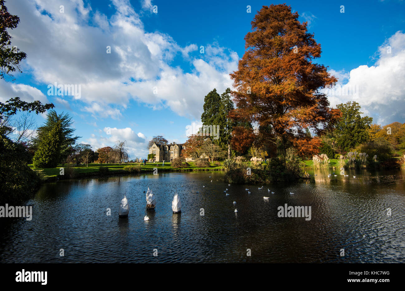 Wakehurst place. Jardins majestueux aux couleurs or et rouge d'automne. Lac. Marche. Salon de thé. Restaurant. Grands arbres. Vues magnifiques. Kew. Confiance NAT. Banque D'Images