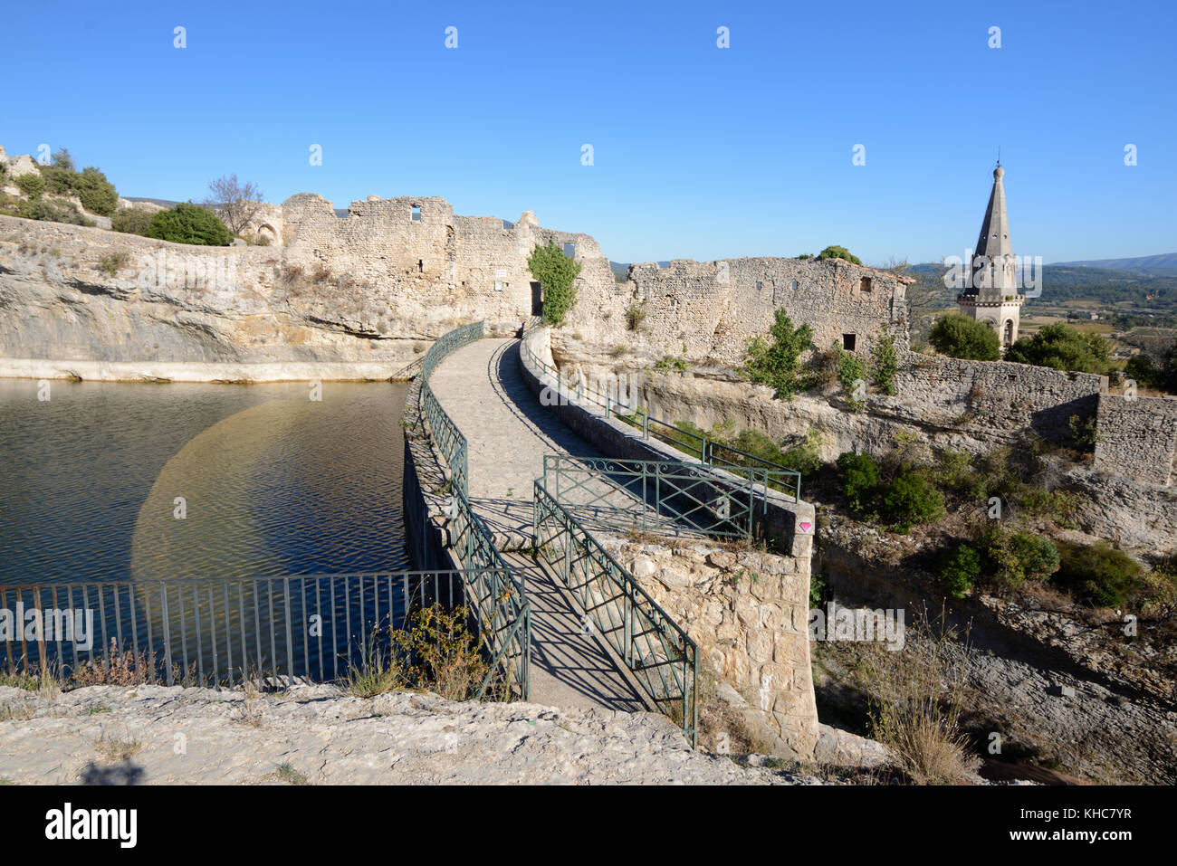 Barrage, lac et château en ruines ou château à St Saturnin-les-Apt, Parc  régional du Luberon, Provence, france Photo Stock - Alamy