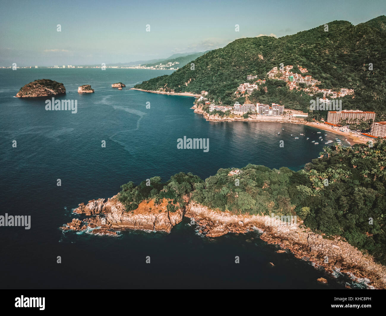 Vue aérienne de playa mismaloya et los Arcos national marine park au sud de Puerto Vallarta, Jalisco, Mexique. Banque D'Images