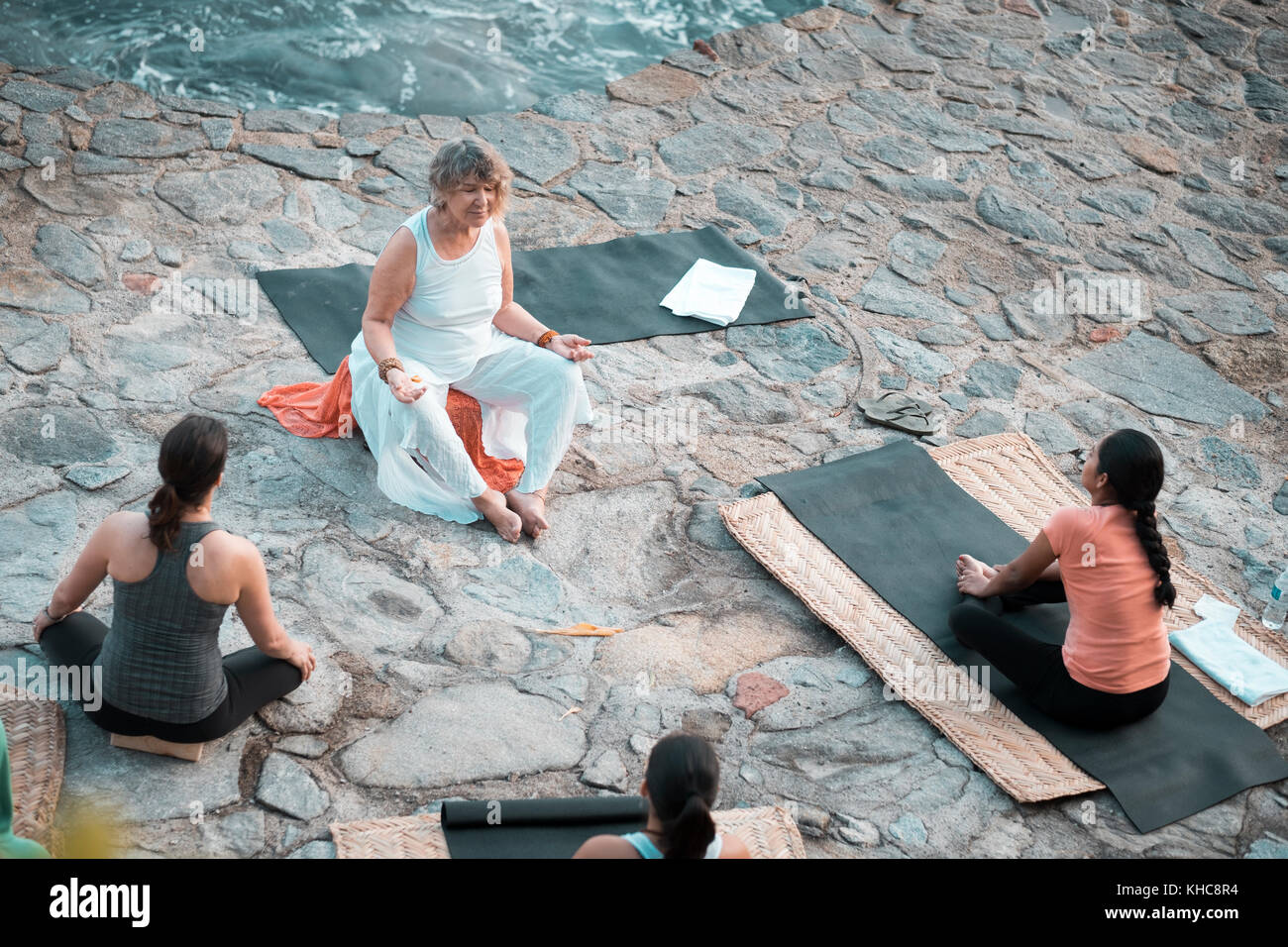 Méditation sur l'océan, plusieurs femmes. yoga retreat Puerto Vallarta, Mexique - mismaloya Banque D'Images